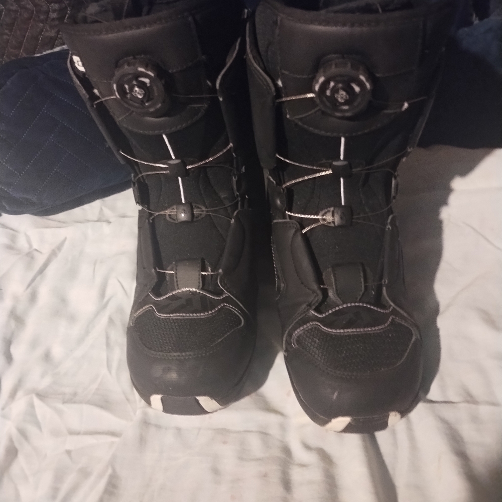 Snow boots
